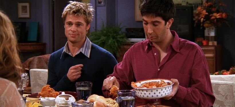 friends-cameo-brad-pitt Friends: 25 Participações Especiais Inesquecíveis que Marcaram a Série Mais Amada da TV